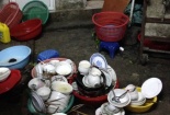 Kinh hãi nhìn cảnh chế biến gà, vịt trên nền nhà nhầy nhụa của quán ăn