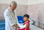 TP HCM: Một bé trai bị biến chứng nặng do đi thầy lang bó thuốc gãy tay