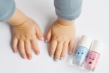 Trước khi sơn móng tay cho bé, các bà mẹ có lường được nguy hại này?