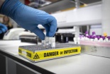 Bộ kit test nhanh virus corona chủng mới có hình dạng chiếc tăm bông