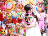 Thiếu nữ vẫn nô nức chụp ảnh phố Trung thu