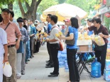 Ấm lòng bánh mì, nước uống miễn phí cho người đợi viếng Đại tướng