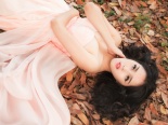Á hậu Hoàng Anh khoe vẻ đẹp thơ ngây trong rừng