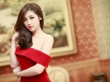 Dương Tú Anh 'nuột nà' vai trần trắng muốt