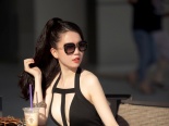 Ngắm Ngọc Trinh gợi cảm với thời trang dạo phố