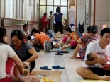 Bệnh nhi sởi cùng người nhà vạ vật ở hành lang bệnh viện
