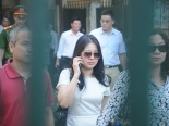Vợ bầu Kiên đẹp kiêu sa kiên nhẫn đứng chờ chồng ở tòa