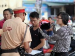 Cận cảnh các loại mũ không phải mũ bảo hiểm bị cảnh sát giao thông xử phạt