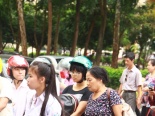 Phụ huynh cùng sĩ tử vội vã rời 'kinh' 