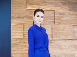 Ngắm Yến Trang trẻ trung trong trang phục xanh kín đáo