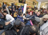 Chùm ảnh gây shock về cảnh giành giật trong ngày Black Friday