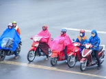 Người Hà Nội co ro trong thời tiết lạnh giá