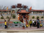 Dòng người tấp nập tới ngôi chùa có tòa chính điện lớn nhất Việt Nam