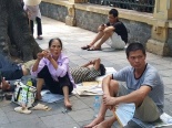 Người nhà bệnh nhân vạ vật trong nắng nóng Thủ đô