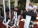 Thích thú ngắm ảnh Tổng thống Putin ‘rủ’ Thủ tướng Medvedev tập thể hình