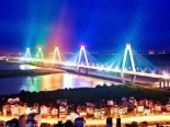 Cầu Nhật Tân lung linh trong ánh đèn đêm