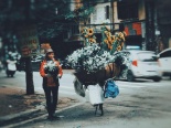 Người Hà Nội ‘co ro’ trong mưa rét đầu mùa