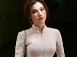 Á hậu Hoàng Oanh phong cách giữa phố thị Sài Gòn