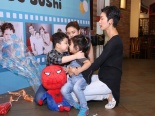 Con trai Trương Quỳnh Anh hôn con gái Xuân Lan trong tiệc sinh nhật