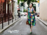 Diễm My 54 tuổi vẫn đi giày cao lênh khênh dạo phố Paris
