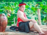 Đọ độ ‘thắm’ của hai mỹ nam mặc yếm thả dáng bên hoa sen 'hot nhất Vịnh Bắc Bộ'