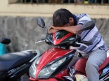 Rơi nước mắt cảnh phụ huynh bám hàng rào, ngủ vỉa hè ngóng con đi thi