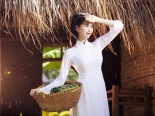 Ngọc Trinh 'nhỏ thó' diện áo dài đẹp chẳng kém Diễm Hương, Ngọc Hân