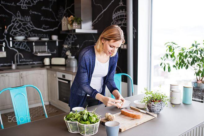 Ngoài Kỳ Duyên, hoa hậu Việt nào cũng từng tổn hại hình ảnh vì hút thuốc? 