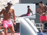 C.Ronaldo khiến chị em 'điên đảo' khi lại diện mốt 'quần hồng'