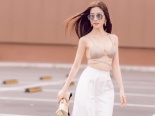Diễm My 9X táo bạo, lả lơi diện áo ngực, thả rông vòng 1 xuống phố