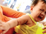 Mẹ phun thuốc diệt côn trùng, không ngờ hại con như thế này
