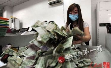 Đếm 1.25 tấn tiền giấy bằng tay mỗi ngày