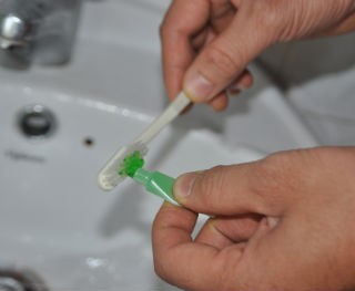 Rụng răng do kem đánh răng trong nhà nghỉ