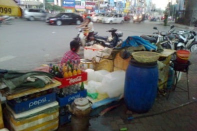 Trời nóng, nước đá bẩn... tung hoành