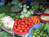 Rau, củ có sâu là an toàn?