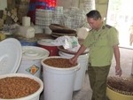 Hà Nội: Tạm giữ hơn 460 kg ô mai "bẩn"