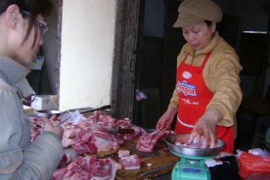 Thực phẩm ào ạt tăng giá sau mưa bão