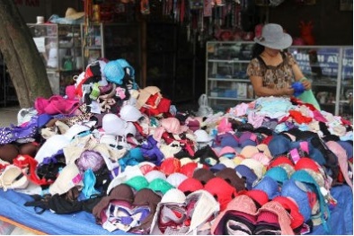 Tiền mất tật mang vì đồ lót Trung Quốc giá rẻ