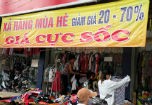Nở rộ khuyến mãi, xả hàng quần áo mùa hè