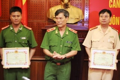 Mang súng hộ tống ma túy bán sang Trung Quốc
