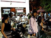 Đổ xăng xong chết máy, hàng trăm người dân "bắt đền" cây xăng