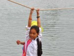Hàng trăm học sinh đu dây đến trường