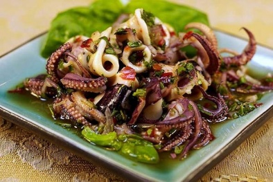 Cay đầu lưỡi với salad mực Thái Lan