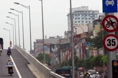 Công an Hà Nội siết chặt xe máy 'leo' đường trên cao