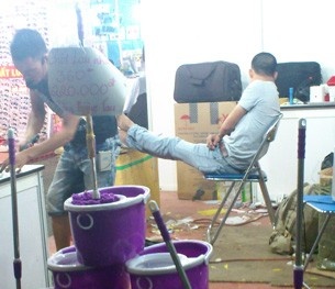Đột nhập kho hàng Trung Quốc mạo danh hàng Việt