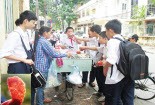 Hàng rong "bao vây" cổng trường