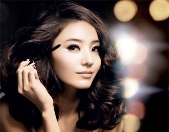 Nguy cơ mù mắt vì nhuộm lông mi