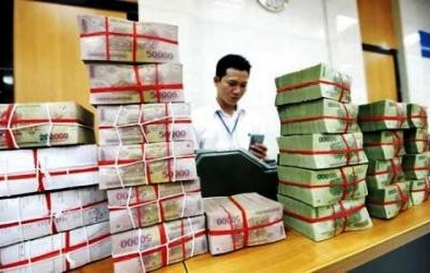 Nhân viên ngân hàng “mất”  lương vì không “vượt trần”