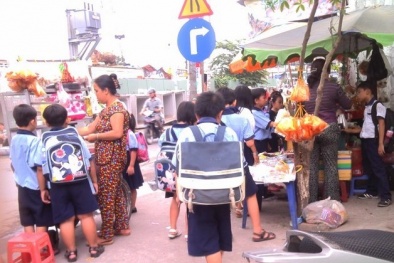 Dẹp các quán bán đồ chơi nguy hiểm tại cổng trường học