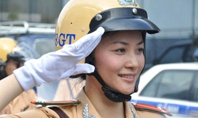 Cảnh sát giao thông có nên cười khi phạt dân?